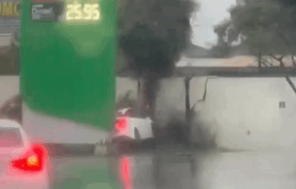 CHOCA CONTRA MURO EN CONSTITUCIÓN Y SE IMPACTA EN GASOLINERA