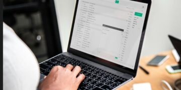 ATAQUES DE EMAIL BOMBING: UNA NUEVA MODALIDAD DE CIBERACOSO Y ESTAFA