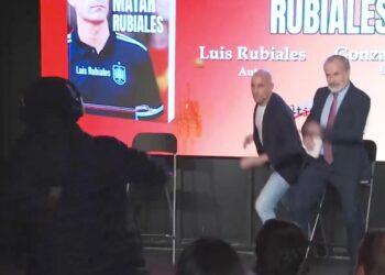 LANZAN HUEVOS A LUIS RUBIALES DURANTE PRESENTACIÓN DE SU LIBRO EN MADRID.
