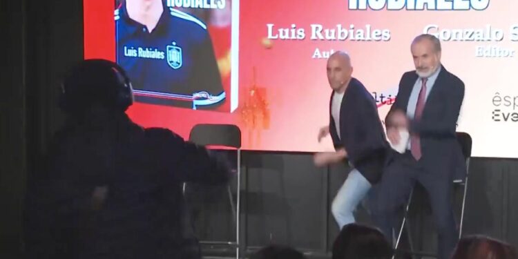 LANZAN HUEVOS A LUIS RUBIALES DURANTE PRESENTACIÓN DE SU LIBRO EN MADRID.