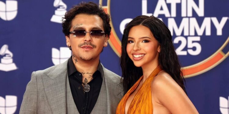 CHRISTIAN NODAL EVITA EL BESO DE ÁNGELA AGUILAR EN LA ALFOMBRA ROJA DE LOS LATIN GRAMMY 2025 Y DESATA CRÍTICAS 1 CHRISTIAN NODAL EVITA EL BESO DE ÁNGELA AGUILAR EN LA ALFOMBRA ROJA DE LOS LATIN GRAMMY 2025 Y DESATA CRÍTICAS