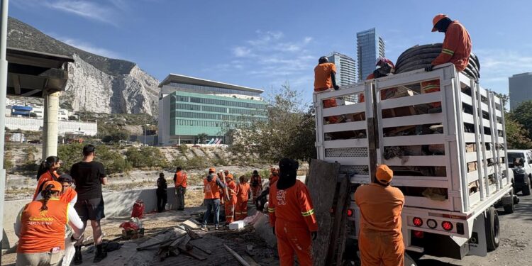 RETIRAN VOLUNTARIOS MÁS DE 45 TONELADAS DE RESIDUOS DEL RÍO SANTA CATARINA; SE SUMAN FUERZA CIVIL Y PCNL AL VOLUNTARIADO DE PARTICIPACIÓN CIUDADANA 1 RETIRAN VOLUNTARIOS MÁS DE 45 TONELADAS DE RESIDUOS DEL RÍO SANTA CATARINA; SE SUMAN FUERZA CIVIL Y PCNL AL VOLUNTARIADO DE PARTICIPACIÓN CIUDADANA