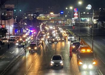 POR SI LE FALTABA CAOS A LA NACIONAL; CONVIERTE ANTIALCOHÓLICA DE MONTERREY CARRETERA EN ESTACIONAMIENTO.