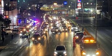POR SI LE FALTABA CAOS A LA NACIONAL; CONVIERTE ANTIALCOHÓLICA DE MONTERREY CARRETERA EN ESTACIONAMIENTO.