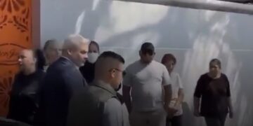 ABUCHEAN A GOBERNADOR DE MICHOACÁN EN VELORIO DE ALCALDE DE URUAPAN; LE GRITAN 'FUERA' A MORENISTA 2 ABUCHEAN A GOBERNADOR DE MICHOACÁN EN VELORIO DE ALCALDE DE URUAPAN; LE GRITAN ‘FUERA’ A MORENISTA