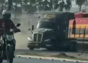 OTRA DE TRÁILERS Y TRENES; SE LLEVA TREN DE CARGA A VEHÍCULO PESADO EN APODACA