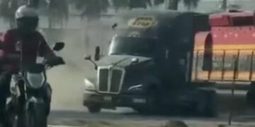 OTRA DE TRÁILERS Y TRENES; SE LLEVA TREN DE CARGA A VEHÍCULO PESADO EN APODACA