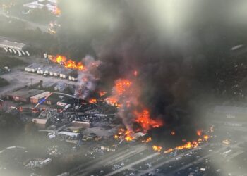 AVIÓN DE CARGA DE UPS SE ESTRELLA EN LOUISVILLE Y PROVOCA GRAN INCENDIO; HAY HERIDOS