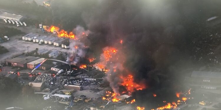 AVIÓN DE CARGA DE UPS SE ESTRELLA EN LOUISVILLE Y PROVOCA GRAN INCENDIO; HAY HERIDOS 1 AVIÓN DE CARGA DE UPS SE ESTRELLA EN LOUISVILLE Y PROVOCA GRAN INCENDIO; HAY HERIDOS