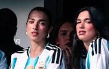 DUA LIPA SORPRENDE AL ASISTIR AL “SUPERCLÁSICO” ARGENTINO ENTRE BOCA JUNIORS Y RIVER PLATE EN LA BOMBONERA
