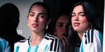 DUA LIPA SORPRENDE AL ASISTIR AL “SUPERCLÁSICO” ARGENTINO ENTRE BOCA JUNIORS Y RIVER PLATE EN LA BOMBONERA