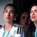 DUA LIPA SORPRENDE AL ASISTIR AL “SUPERCLÁSICO” ARGENTINO ENTRE BOCA JUNIORS Y RIVER PLATE EN LA BOMBONERA