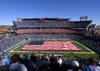 JUGADORES DE LA UNIVERSIDAD DE ALABAMA SALEN DEL HOSPITAL TRAS SER APUÑALADOS POR UN COMPAÑERO DE EQUIPO