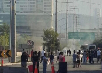 BLOQUEAN VECINOS V. CARRANZA POR MUERTE DE JOVEN EN PERSECUCIÓN DE POLICÍA REGIA