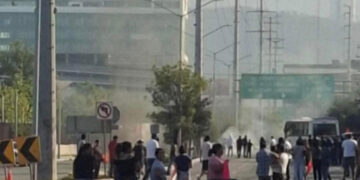 BLOQUEAN VECINOS V. CARRANZA POR MUERTE DE JOVEN EN PERSECUCIÓN DE POLICÍA REGIA