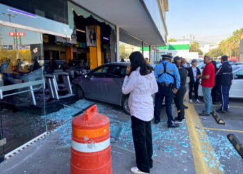 VA AL GYM… ¡CON TODO Y AUTO!; CONFUNDE MENOR PEDALES Y SE METE CON VEHÍCULO A SMART FIT DE APODACA