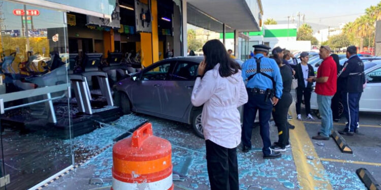 VA AL GYM... ¡CON TODO Y AUTO!; CONFUNDE MENOR PEDALES Y SE METE CON VEHÍCULO A SMART FIT DE APODACA 1 VA AL GYM… ¡CON TODO Y AUTO!; CONFUNDE MENOR PEDALES Y SE METE CON VEHÍCULO A SMART FIT DE APODACA