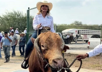 CAE DE TORO ALCALDESA DE BRAVO; RESULTA LESIONADA DURANTE CABALGATA POR ANIVERSARIO DEL MUNICIPIO