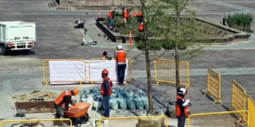 La arborización de la Explanada de los Héroes inició este lunes. 4 La arborización de la Explanada de los Héroes inició este lunes.