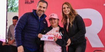 ENTREGA ADRIÁN 2 MIL TARJETAS 'REGIA PLUS'; PIDE RAFA RAMOS NO USARLA 'PARA IR AL CASINO' 2 ENTREGA ADRIÁN 2 MIL TARJETAS ‘REGIA PLUS’; PIDE RAFA RAMOS NO USARLA ‘PARA IR AL CASINO’