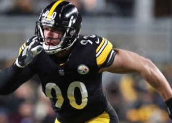 T.J. WATT, ESTRELLA DE LOS STEELERS, HOSPITALIZADO POR LESIÓN PULMONAR