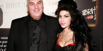 EL PADRE DE AMY WINEHOUSE DEMANDA A AMIGAS CERCANAS POR VENTA NO AUTORIZADA DE OBJETOS PERSONALES 2 EL PADRE DE AMY WINEHOUSE DEMANDA A AMIGAS CERCANAS POR VENTA NO AUTORIZADA DE OBJETOS PERSONALES