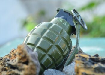 HALLAN CAJA CON GRANADAS MILITARES ACTIVAS DURANTE REMODELACIÓN DE CASA EN WASHINGTON