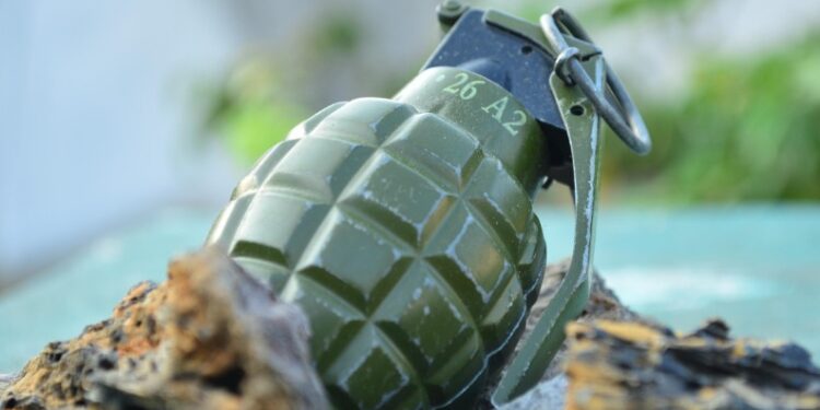 HALLAN CAJA CON GRANADAS MILITARES ACTIVAS DURANTE REMODELACIÓN DE CASA EN WASHINGTON