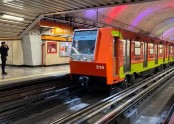 DETIENEN A CIUDADANO ESTADOUNIDENSE Y FRANCÉS POR GRAFITI EN EL METRO CDMX