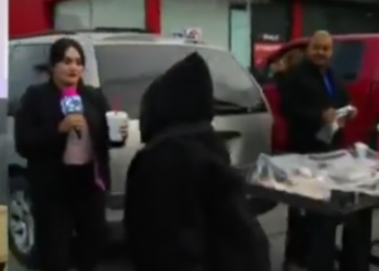 AGREDEN A REPORTERA DURANTE TRANSMISIÓN EN VIVO EN LA ALAMEDA DE MONTERREY.