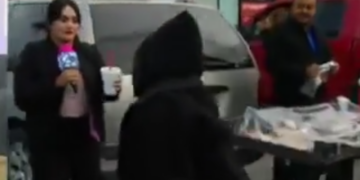 AGREDEN A REPORTERA DURANTE TRANSMISIÓN EN VIVO EN LA ALAMEDA DE MONTERREY.