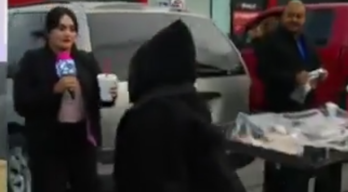 AGREDEN A REPORTERA DURANTE TRANSMISIÓN EN VIVO EN LA ALAMEDA DE MONTERREY.