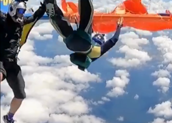 VIVE PARA CONTARLO; PARACAIDISTA SE ENREDA EN AVIÓN Y SOBREVIVE GRACIAS A UN CUCHILLO 3 VIVE PARA CONTARLO; PARACAIDISTA SE ENREDA EN AVIÓN Y SOBREVIVE GRACIAS A UN CUCHILLO