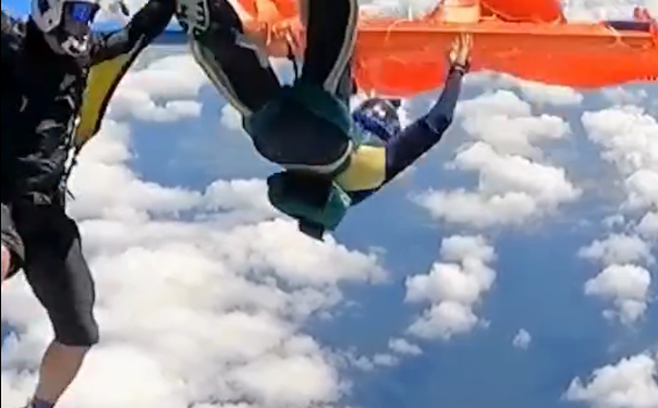 VIVE PARA CONTARLO; PARACAIDISTA SE ENREDA EN AVIÓN Y SOBREVIVE GRACIAS A UN CUCHILLO 1 VIVE PARA CONTARLO; PARACAIDISTA SE ENREDA EN AVIÓN Y SOBREVIVE GRACIAS A UN CUCHILLO