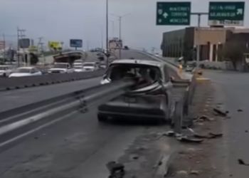 SE SALVA DE MILAGRO; ATRAVIESA BARRA DE ACERO AUTO