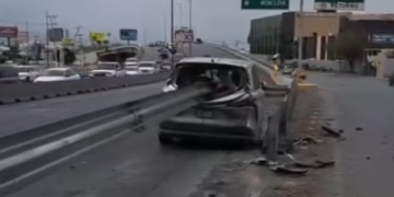 SE SALVA DE MILAGRO; ATRAVIESA BARRA DE ACERO AUTO 2 SE SALVA DE MILAGRO; ATRAVIESA BARRA DE ACERO AUTO