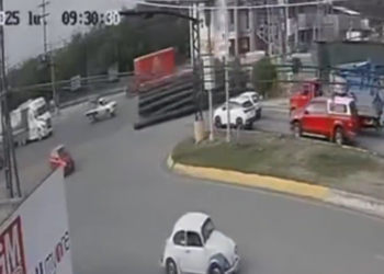 32 TONELADAS DE TERROR; CAEN TUBOS DE ACERO DE TRÁILER EN APODACA