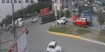 32 TONELADAS DE TERROR; CAEN TUBOS DE ACERO DE TRÁILER EN APODACA