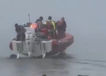 BUSCAN A MEXICANOS QUE VIAJABAN EN AVIÓN DE LA MARINA QUE SE DESPLOMÓ EN GALVESTON, TEXAS; CONFIRMAN LA MUERTE DE 5 PERSONAS