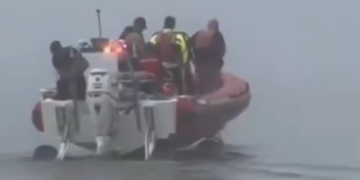 BUSCAN A MEXICANOS QUE VIAJABAN EN AVIÓN DE LA MARINA QUE SE DESPLOMÓ EN GALVESTON, TEXAS; CONFIRMAN LA MUERTE DE 5 PERSONAS