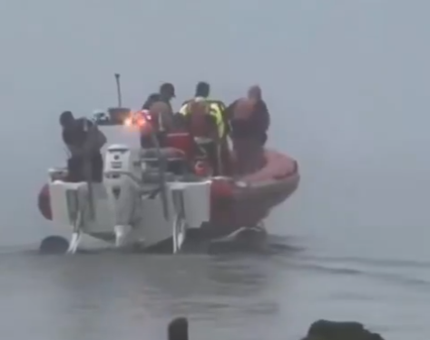 BUSCAN A MEXICANOS QUE VIAJABAN EN AVIÓN DE LA MARINA QUE SE DESPLOMÓ EN GALVESTON, TEXAS; CONFIRMAN LA MUERTE DE 5 PERSONAS