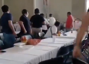 GOLPEA PAYASO A EMPLEADO DURANTE POSADA; REACCIONA “PICHURRIS” ANTE ALUSIÓN A ESPOSA