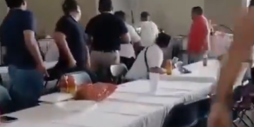 GOLPEA PAYASO A EMPLEADO DURANTE POSADA; REACCIONA “PICHURRIS” ANTE ALUSIÓN A ESPOSA