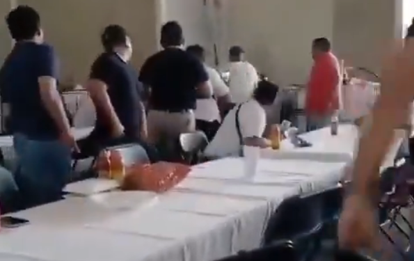 GOLPEA PAYASO A EMPLEADO DURANTE POSADA; REACCIONA “PICHURRIS” ANTE ALUSIÓN A ESPOSA