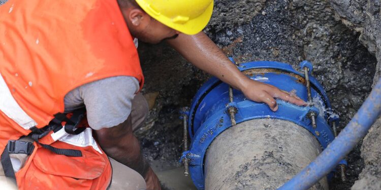 ATIENDE AYD 10 MIL FUGAS EN UN MES.