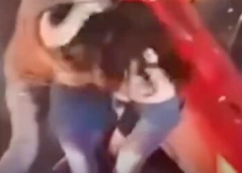 COMPRAS DE PÁNICO ¡… Y DE IRA!; TARDAN HASTA DOS HORAS EN SALIR DEL ESTACIONAMIENTO DE GALERÍAS Y MUJERES PELEAN A GOLPES AFUERA