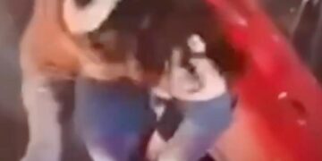 COMPRAS DE PÁNICO ¡… Y DE IRA!; TARDAN HASTA DOS HORAS EN SALIR DEL ESTACIONAMIENTO DE GALERÍAS Y MUJERES PELEAN A GOLPES AFUERA