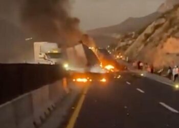 INCENDIO DE TRÁILER PARALIZA AUTOPISTA MONTERREY–SALTILLO