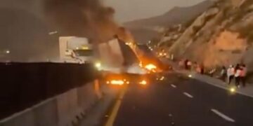 INCENDIO DE TRÁILER PARALIZA AUTOPISTA MONTERREY–SALTILLO