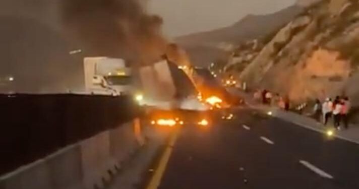 INCENDIO DE TRÁILER PARALIZA AUTOPISTA MONTERREY–SALTILLO